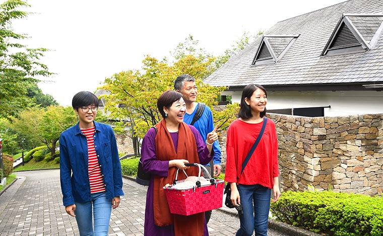 四季折々の豊かな自然を満喫できる、ヒルトン小田原リゾート&スパ本館棟からの遊歩道。