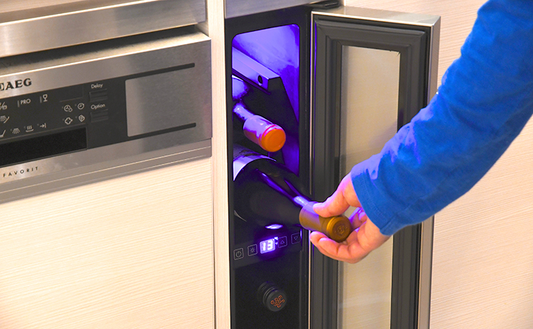 温度調節が可能なワインセラーだから、好みのワインを最適な温度で楽しめる。