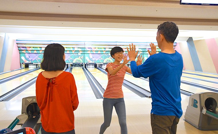 10レーンのボウリング場は、ヒルトン小田原リゾート&スパ本館棟Ｂ1Ｆ。シューズやソックスの貸出あり。