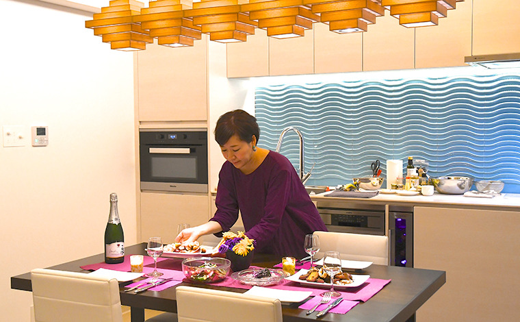 ペーパーナプキンやテーブルランナーなど、持ち運びやすいアイテムでカラフルな食卓に