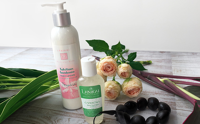 全米ベストビーチに選ばれたラニカイ・ビーチにほど近い「Lanikai Bath and Body（ラニカイ・バス＆ボディ）」ショップ。100パーセントのハワイ生まれの自然素材を使い、ひとつひとつ手作りされたコスメです。左/ボディローション＄16.50・右/ハンド用抗菌ジェル＄12（ラニカイ・バス＆ボディにて＠カイルア）