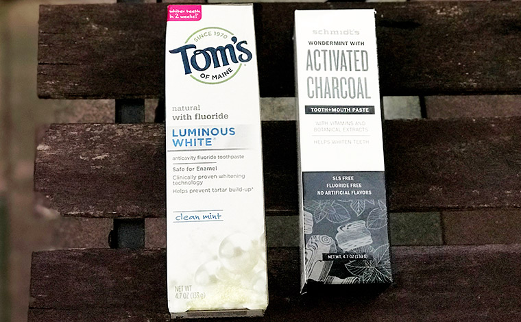 写真左/Tom’s of Maine＄4.99・写真右/Schmidt’s活性炭入り歯磨き粉＄4.99（ターゲットにて）<br />
<br />
