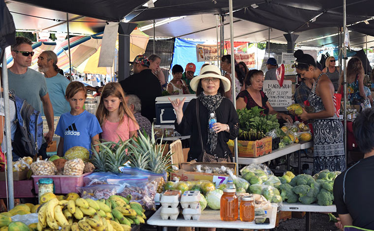 野菜やフルーツなど、新鮮な食材を調達。眺め歩くだけでも楽しそうな雰囲気