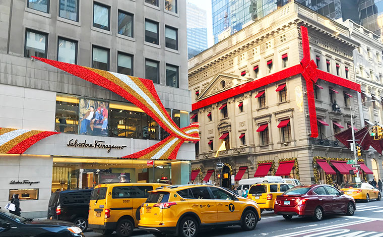 フェラガモのクリスマスホリデー・シーズンのディスプレイ