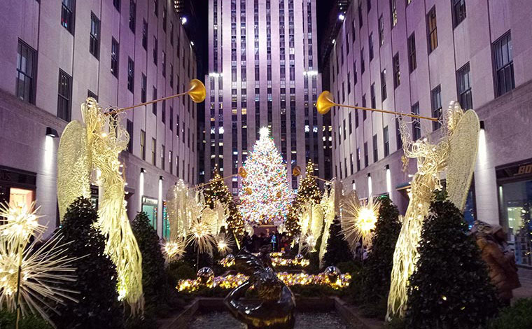 ニューヨーク高層ビルの代表格ともいえるロックフェラーセンターでは、毎年巨大なクリスマスツリーが飾られ、冬の風物詩になっています。