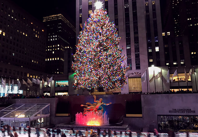 ロックフェラーセンターを彩るクリスマスツリーの前に設置されるアイススケートリンク。