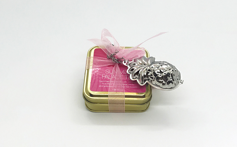 トロピカルティーの茶葉入り缶＆パイナップル型ティーインフューザーがセット＄19.50