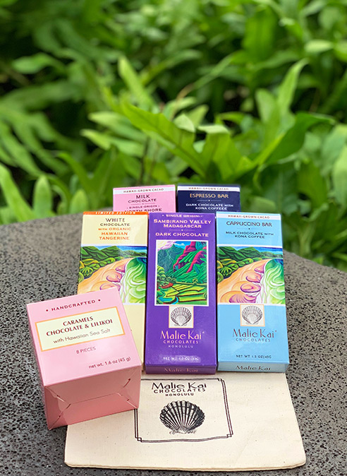 チョコレートバー（板チョコ）各＄8コナコーヒー・カプチーノ、ダークミルク、ミルクチョコレートなど定番8種類に加え、限定のフレーバーも展開されています。日常で使えるオリジナルトートバックにチョコを入れてお渡ししてみては。