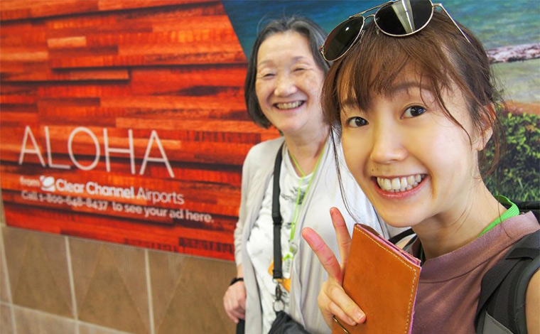 空港到着の1コマ。宮本様が手に持っているのは自作のレザー製パスポートケース。今回の旅に臨み、お母様とお揃いで作られたのだとか。