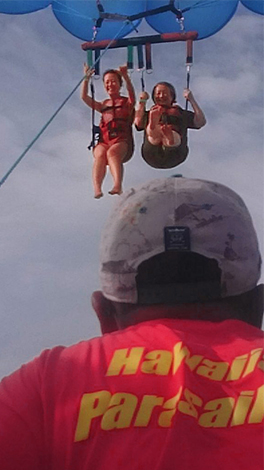 パラセーリングは、ハーネス装着から上昇～下降まで、全てをガイドが親切にサポート。水に濡れる心配もなく、安全に空のひとときを楽しめたそうです<br />
