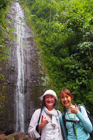 マノア・フォール・トレイルの終着地で記念撮影。滝は見た目以上に高低差があり、圧巻の風景<br />
