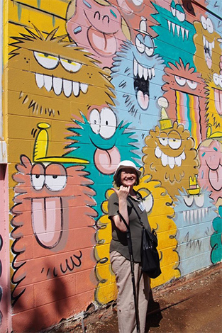 カカアコのウォールアートにて、笑顔でシャカ・ポーズ