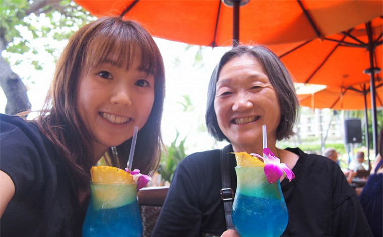 ヒルトン・ハワイアン・ビレッジ内では、人気の「トロピックス・バー＆グリル」でブルーハワイを堪能