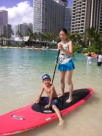 幼い頃は海をこわがっていたというご子息も、今やすっかりハワイのとりこに