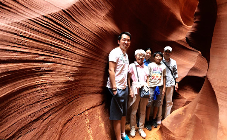 今、注目のアンテロープキャニオンでは神秘的な奇岩風景を堪能しました。