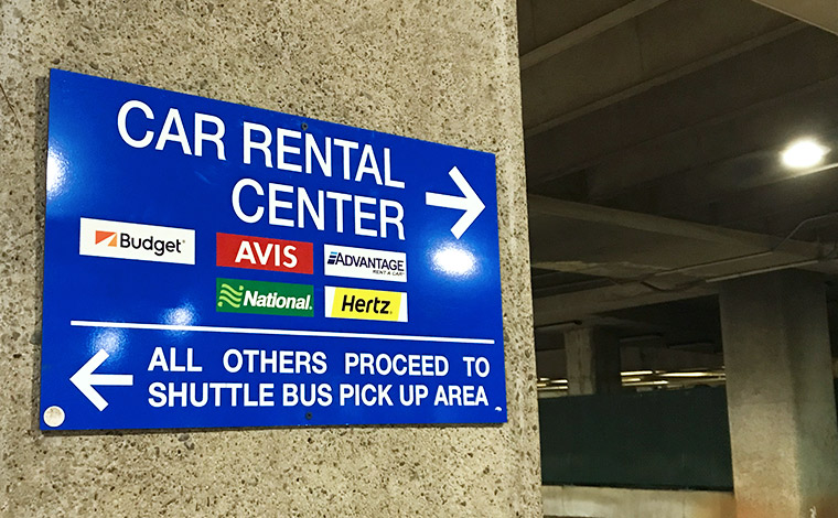 ※この案内板にある5社がダニエル・K・イノウエ国際空港（ホノルル空港）敷地内に、貸し出し場所を置いています。