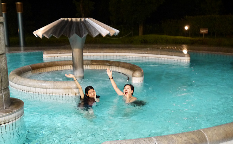 屋内から続いているオープンエアのプール