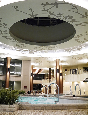 ゴージャスなバーデゾーン。流れるプールも