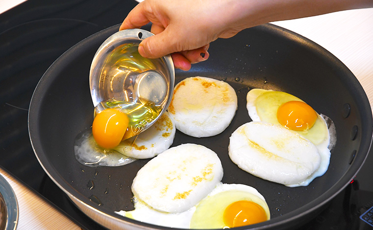 かまぼこに焼き色がついてから卵を入れます