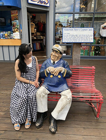 コナにあるカフェの前でパチリ