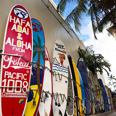 ビーチへ抜ける小道のサーフボード置き場