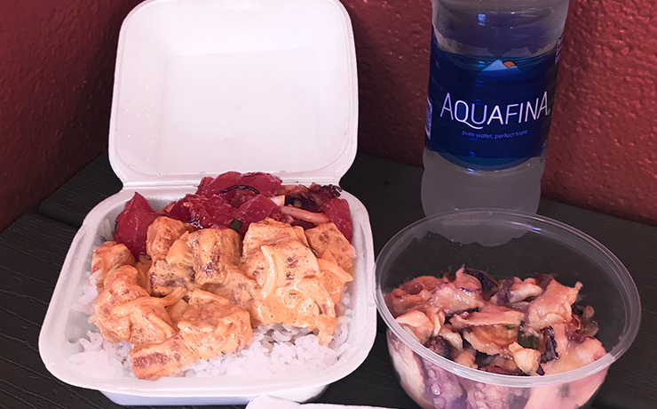 醤油アヒとスパイシーアヒのポケボウル（2種で10.50ドル）とタコポケのみそ味（1/4パウンドで4.25ドル。