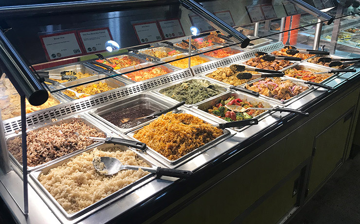 冷たいデリ、温かいデリ、どちらも種類が豊富。