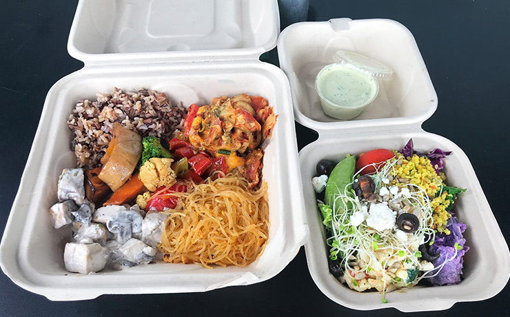 好きなものを好きな量、選べます。主食や主菜、サイドメニューをいろいろ選んで、1パウンド10.99ドル。