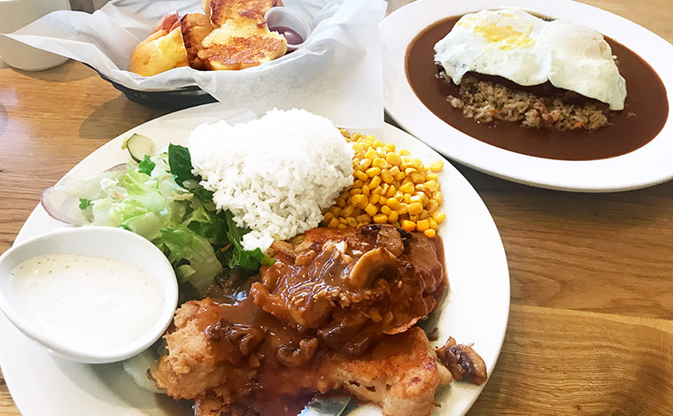 チキンのグリル（左手前）＄15.50　右奥はロコモコ＄13.95を＄1.04追加してフライドライスに