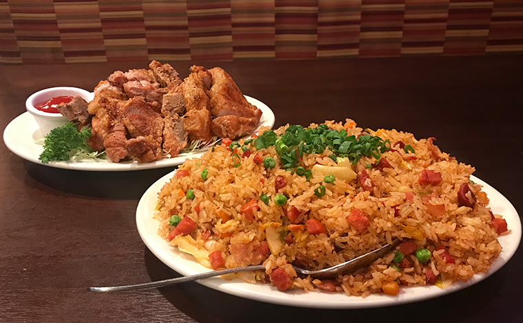 写真提供：Side Street Inn<br />
キムチ炒飯（右手前）＄16.25、ポークチョップ（左奥）＄26