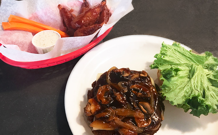 どちらもヴィーガン用で、照り焼きバーガー（手前）＄11、チキンウィング（奥）＄10