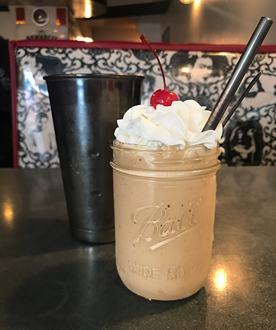 甘いも飲み物もあります。ミルクシェイク（バナナ、チョコ、ピーナッツフレーバー）＄6