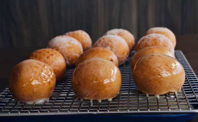 写真提供：Zippy's<br />
Mochisada（Sugar&Glazed） $1.95 もち粉を使用したオリジナル・マラサダ “モチザダTM” 