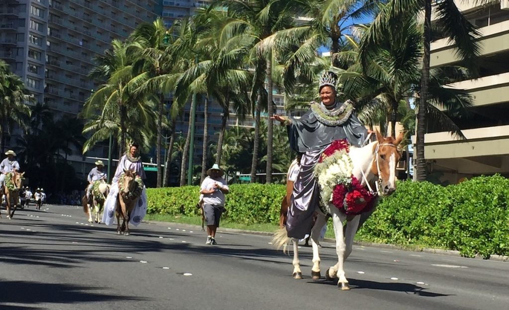 お散歩の途中で出合ったアロハフェスティバルのパレード
