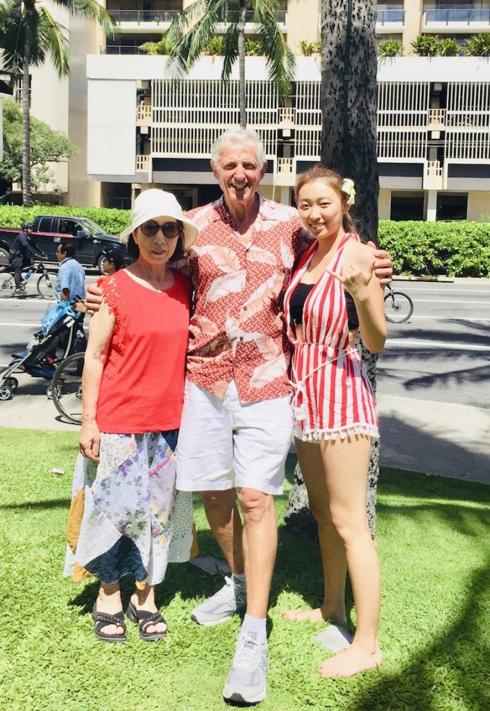 現地のハワイアン・ミュージックショーに出演しているバンドマンとバッタリ遭遇し、記念写真をパチリ