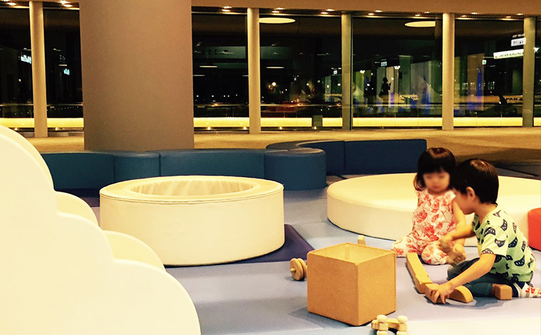 ★出国審査後に子どもの遊び場も