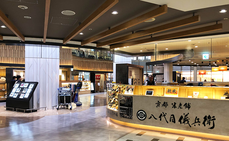 ★食事スポットで搭乗前に食事を済ませる。機内食は食べないという選択も