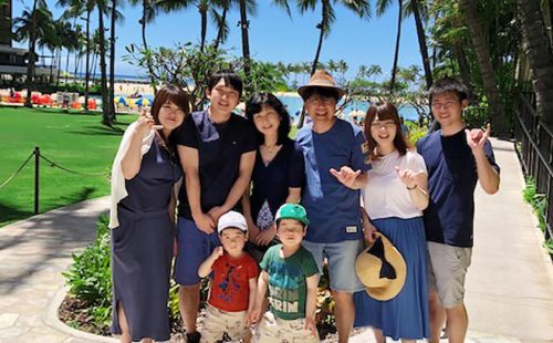 ご家族8人が大集合！ 奥様の還暦祝いで久しぶりのハワイへ