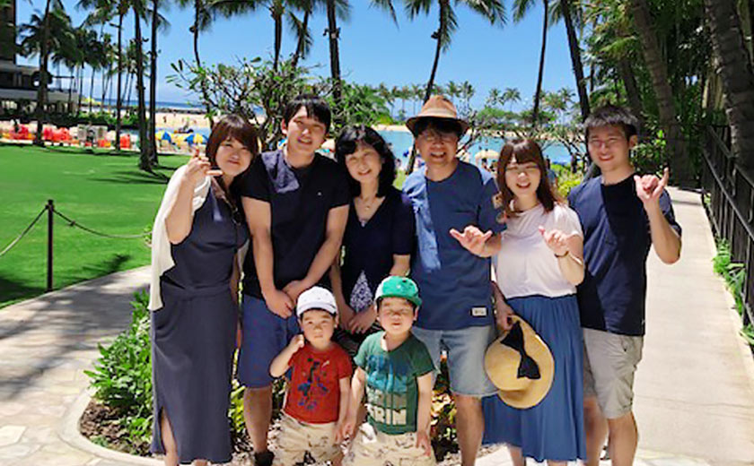 ご家族8人が大集合！ 奥様の還暦祝いで久しぶりのハワイへ