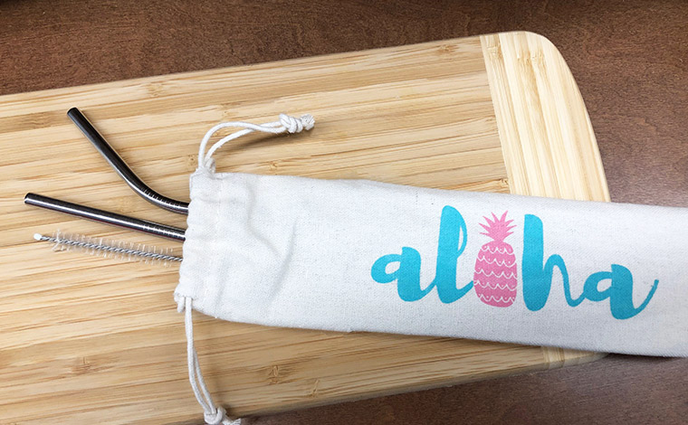 紙のストローだとふやけたり、味が変わってしまったりするので、ステンレスのストローは持っていたいアイテム。