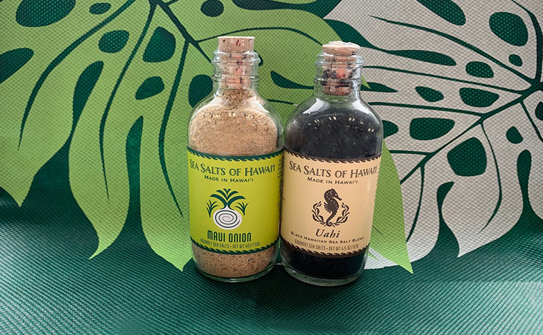 色味もキレイなシーソルト。右のブラックシーソルト「ウアヒ」はココナッツの炭の色。