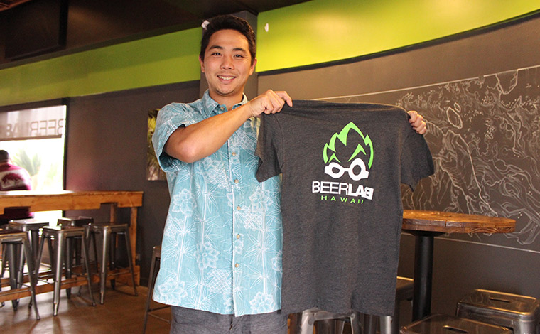 ビア・ラボのオリジナルグッズもお洒落！（写真はオーナーのNick氏）