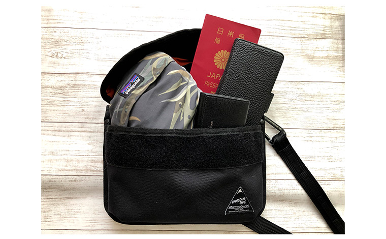 バッグの中身を入れ替える際も専用のポーチなどを駆使して持ちものを整理することでスムーズになり、煩雑になりがちなバッグ内もすっきり。