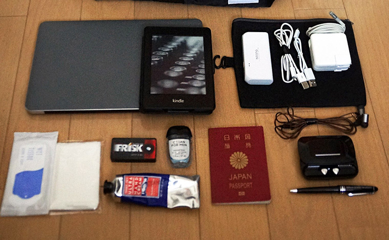 長時間の移動も苦にならないようにアイテムを厳選。イヤフォンはワイヤレスのものと機内サービス用に使うワイヤータイプを持参するなどこだわりも。除菌用のハンドジェルも必携です。