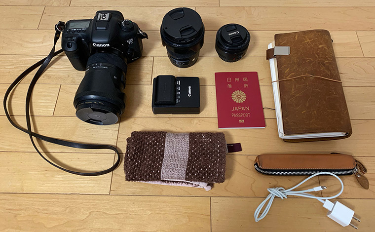 カメラ用具一式を中心に、目的地や天候などに合わせて必要な持ちものをプラス。コンパクトに収納できるミレストのトートも大活躍しているそうです。
