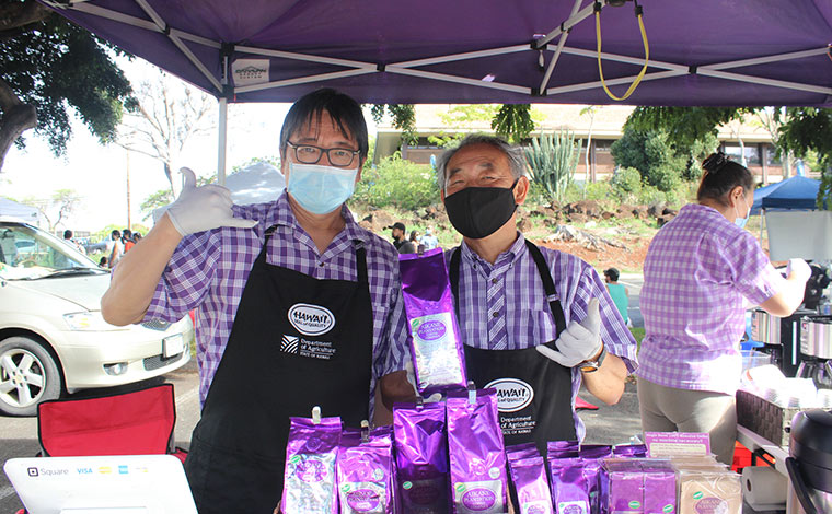 日本人のスタッフさん（写真右：モリヤさん、写真左：オサムさん）