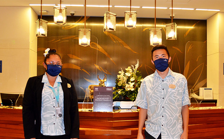 写真はグランドワイキキアン・ヒルトングランドバケーションズクラブのフロントです。サニタイザーはもちろん、アクリル板も設置され、スタッフも安全対策を万全にして対応してくれます。