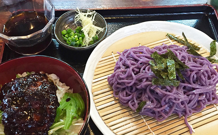 こってり味噌だれのソーキ丼と紅芋そばのセット。
