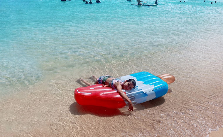 カラフルなビーチ・トイは、アラモアナにあるターゲットなどで手軽に購入可能。ハワイ到着後に購入するのも楽しい。