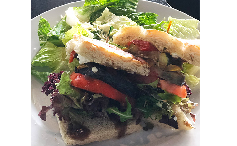 野菜たっぷりのベジタブルサンドイッチ。